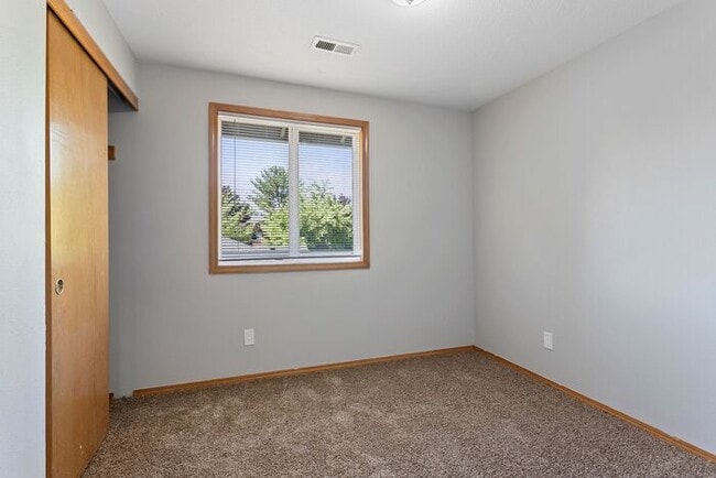 Building Photo - 3 bedroom townhouse with Garage!! Wont las...