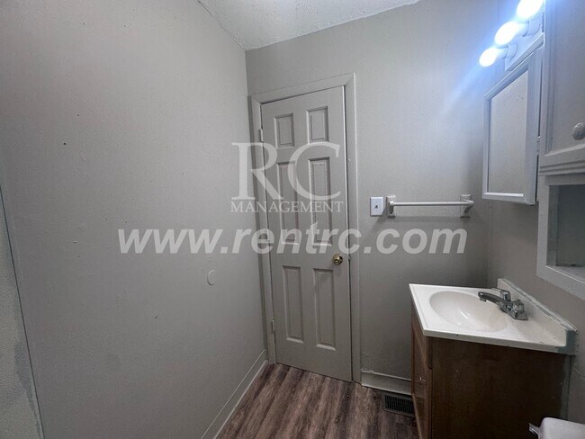 Building Photo - 1213 Giddings-
