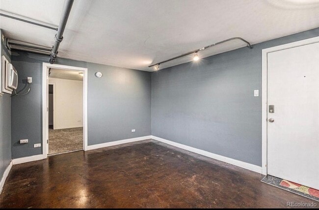 Building Photo - Great Capital Hill 1 Bedroom Garden Level Condo/ Utilities Included