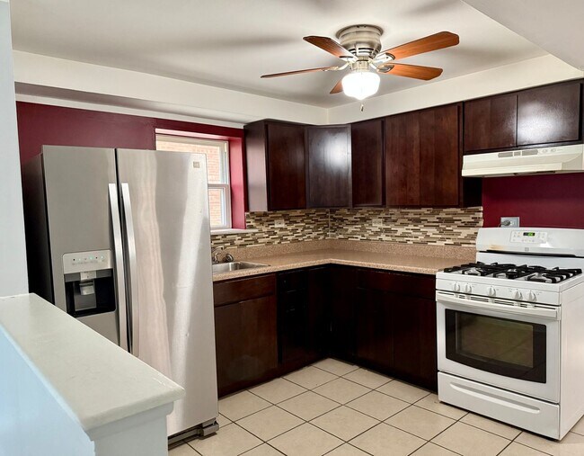 Building Photo - Bright & Airy 2BR Garden Unit | Parking In...