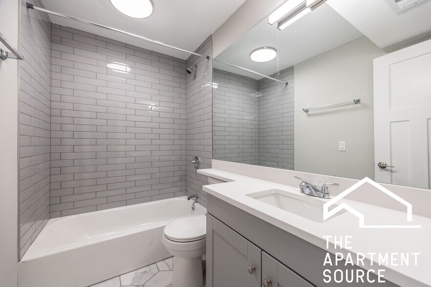 Building Photo - 1214 N La Salle Dr