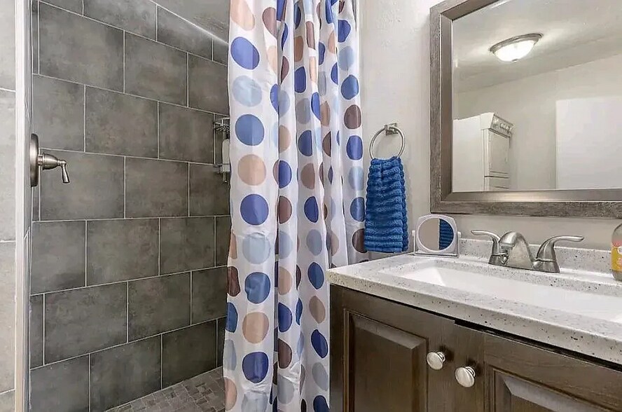 Building Photo - 228 W Jean St