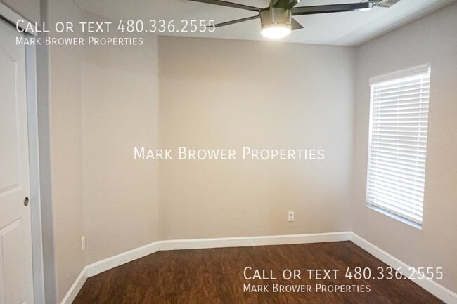 Building Photo - 1136 E Christopher St