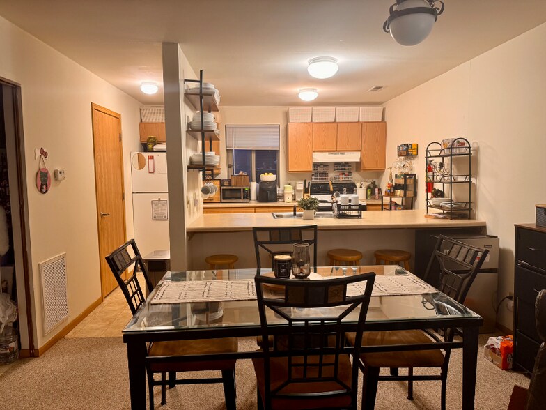 Primary Photo - 302 S Busey Ave