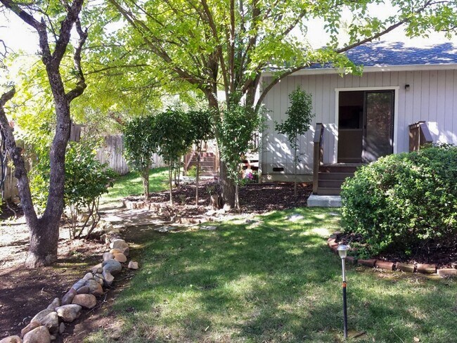 Building Photo - 3 Bedroom 2 Bath Mary Lake Home