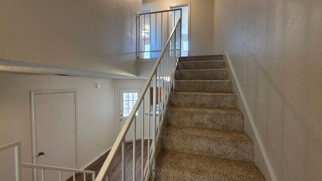Building Photo - 906 Meadow Cir N