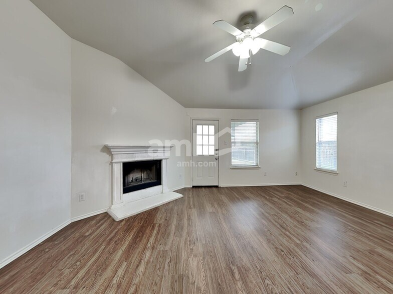 Building Photo - 121 Campos Dr