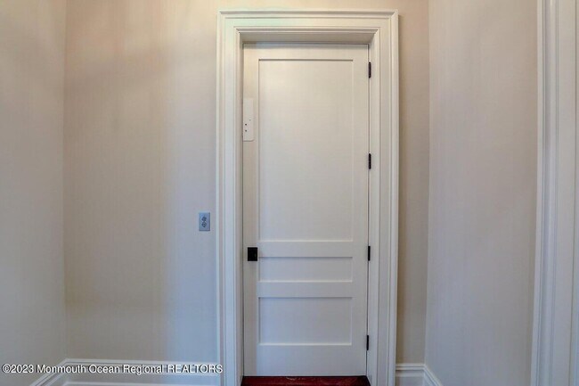 Building Photo - 489 Sycamore Ave