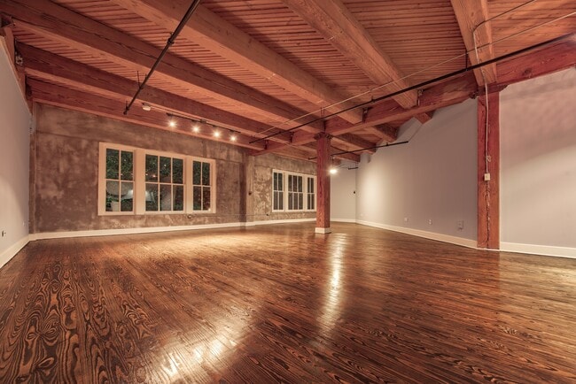 Building Photo - 711 William St