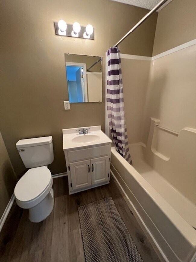 Building Photo - Cute Efficiency Apartment Located in Lake Charles