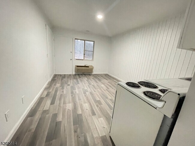 Building Photo - 207 Old Chimney Ridge Rd