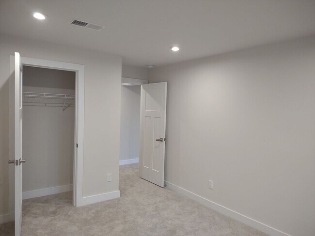 Building Photo - Superlative 6 Bedroom, 5 Bathroom Home in ...
