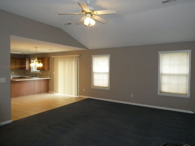 Building Photo - 3 Bedroom 2 Bath Home in Seven Oaks Neighborhood