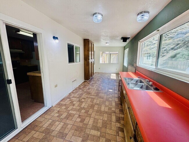 Building Photo - House on 5 acres in the serene mountains o...