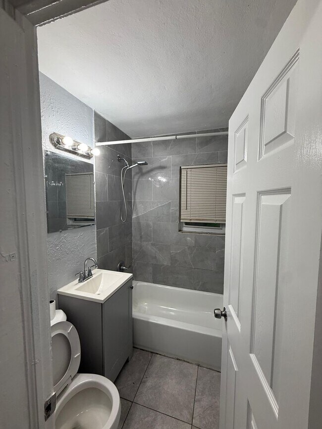 Building Photo - Fully Renovated 2/1 + Bonus Room Single Family Available Now!