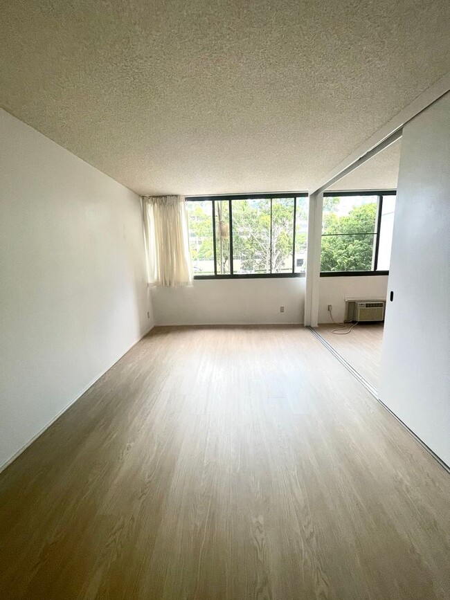 Building Photo - Kukui Plaza- Diamond Head Tower - 1 Bedroo...