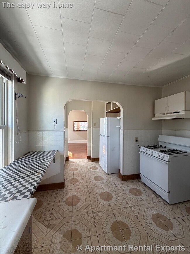 Building Photo - 110 Sharon St