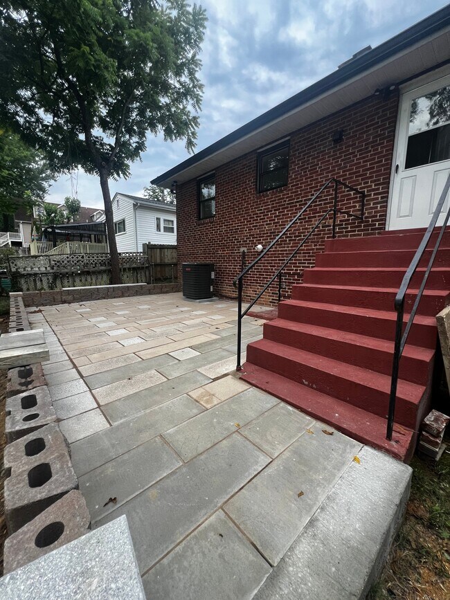 Building Photo - 2404 Darrow St