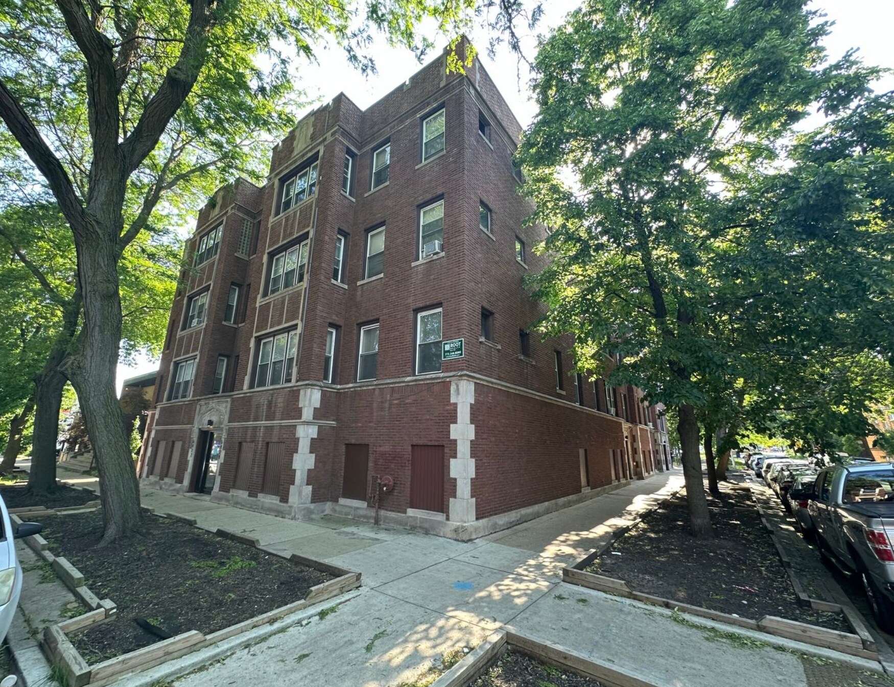 Building Photo - 6422 N Greenview Ave