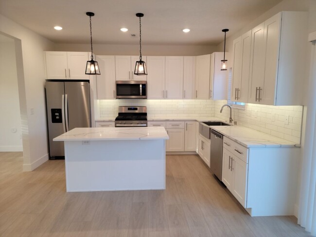 Building Photo - Brand New 4 Bed 3 Bath Modern Farmhouse St...