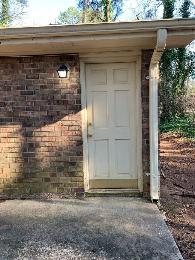 Building Photo - 2 Bedroom Duplex on Eastside!!