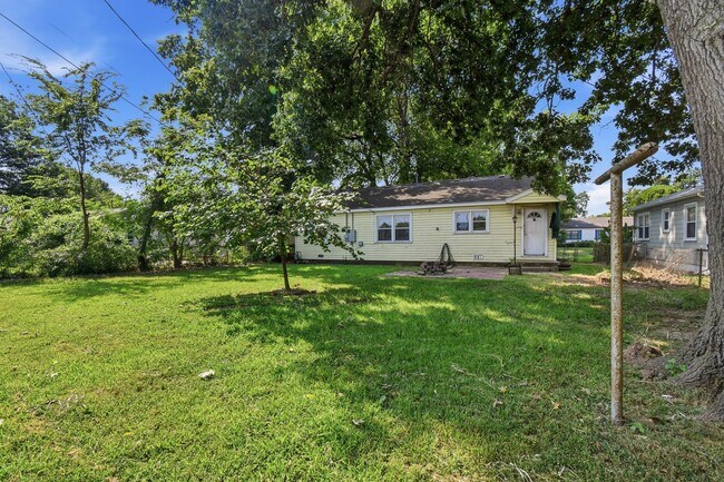 Building Photo - Remodeled Midtown Tulsa Bungalow – Classic Charm with Modern Updates!