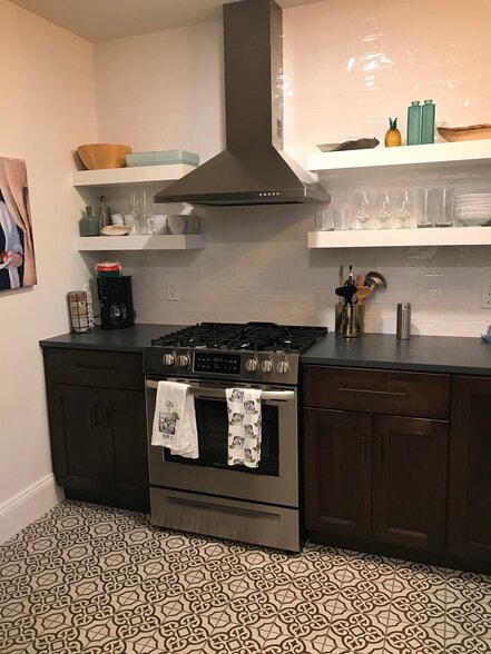 Kitchen w/gas range - 45 Blackstone Blvd