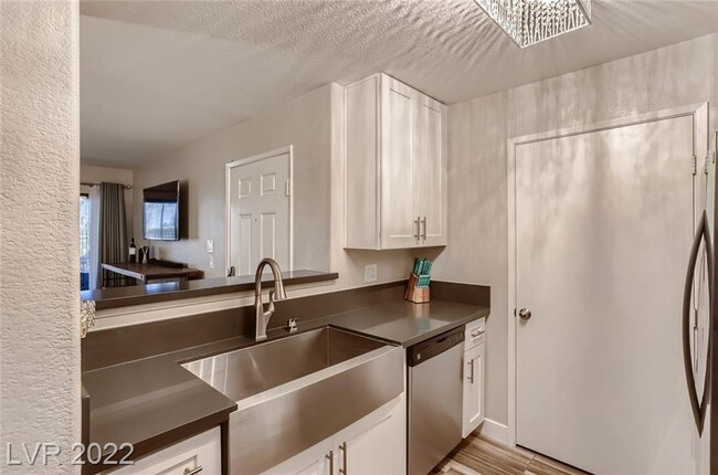 Building Photo - 950 Seven Hills Dr