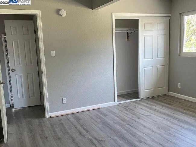 Building Photo - 1285 Russell Way