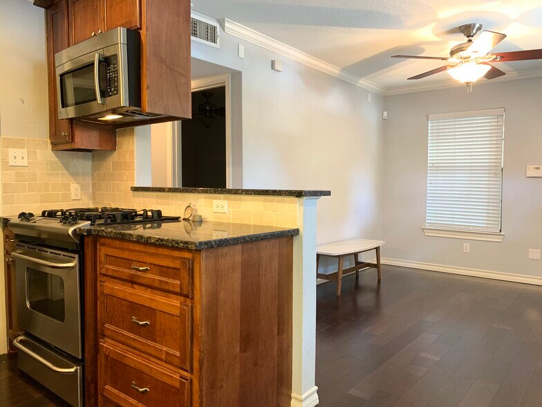 High end! High Quality! Gas range, stainless steel appliances, ceiling fans, breakfast bar, built in microwave. 1x1 Condo in Hyde Park. 407 E 45th St. Austin. 78751 - 407 E 45th St #116