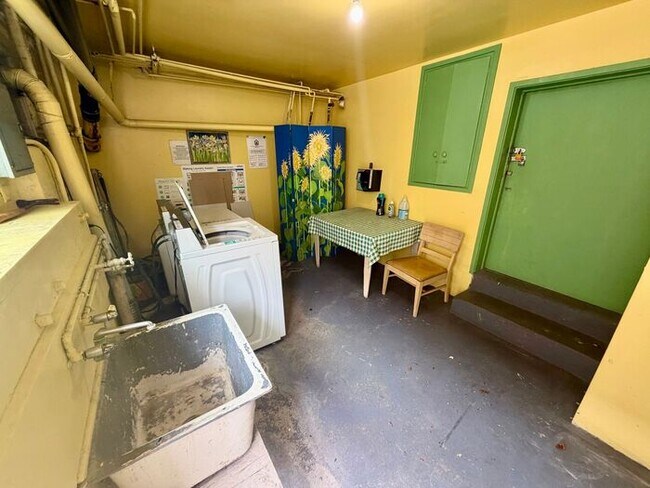 Building Photo - 2 bedroom 1 bath apartment in Downtown Monterey!