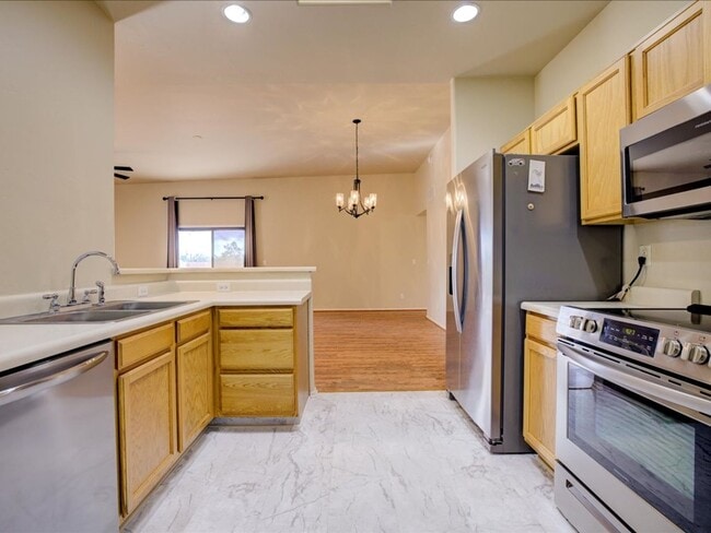 Building Photo - Beautiful 3 Bedroom Home with Office & Des...