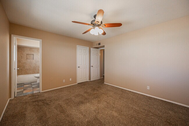 Building Photo - 2812 S Cottonwood Dr