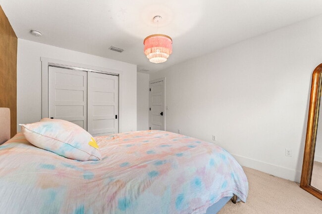 Building Photo - Experience Elegance and Comfort: Spacious ...