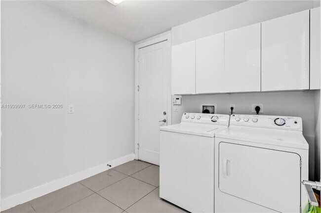 Building Photo - 6410 NW 105th Pl