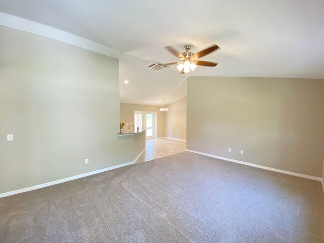 Building Photo - Desirable SW Ocala Neighborhood- 3/2/2 **W...