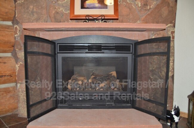 Building Photo - 1500 E Iris Trail