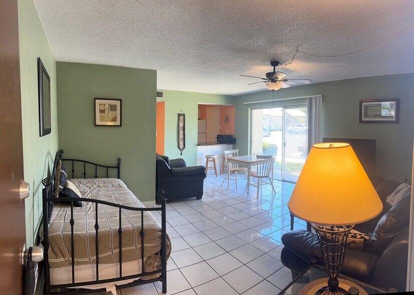 Building Photo - 4215 E Bay Dr