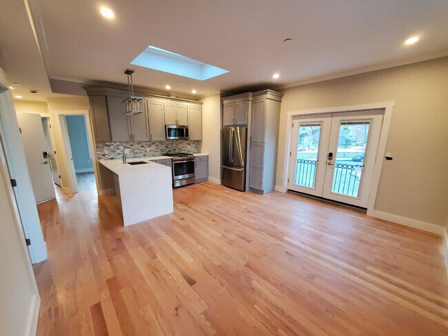 Building Photo - Charming 3 Bedroom-