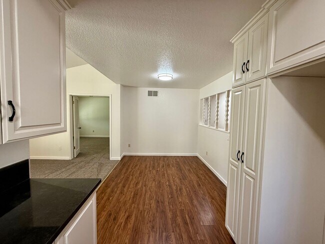 Building Photo - Single story home in established neighborhood!