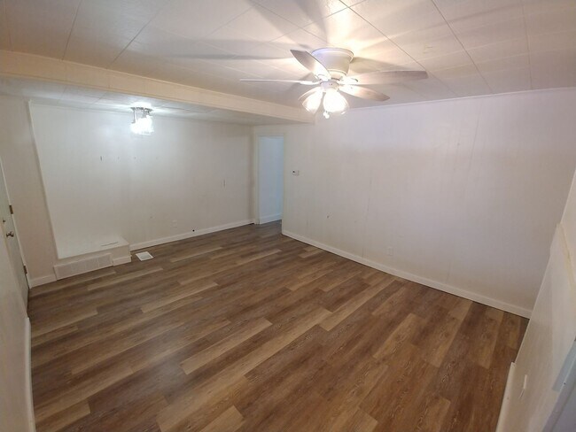 Building Photo - Updated Rental - Allentown