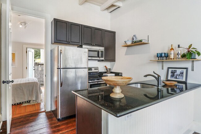 Building Photo - 1BD/1BA in Bywater, Central Air, W/D in Unit, Private Back Patio.