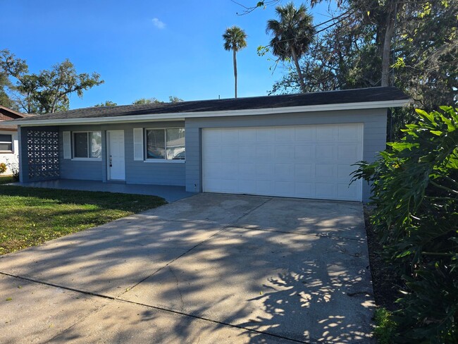 Building Photo - Available For IMMEDIATE Move-In! Remodeled...