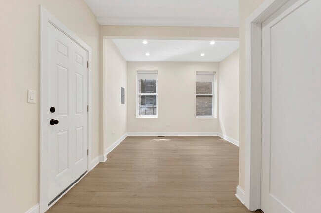Building Photo - 2021 W Shakespeare Ave