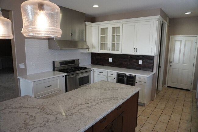 Building Photo - Beautiful Home in Gated Community!