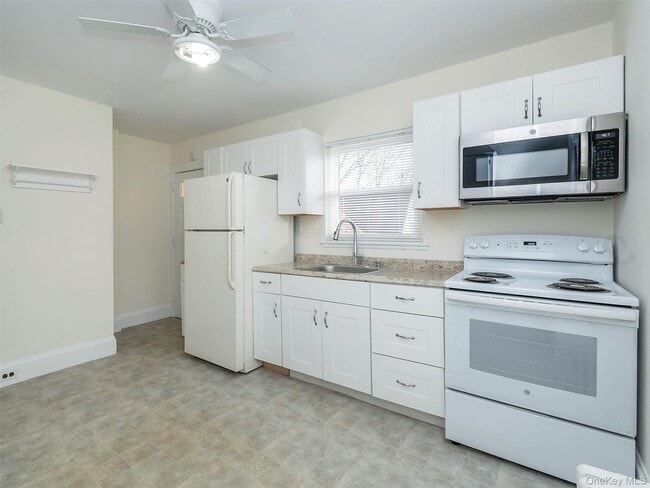 Building Photo - 118 McLoughlin St