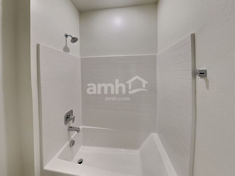 Building Photo - 521 Sacred Lotus Pl