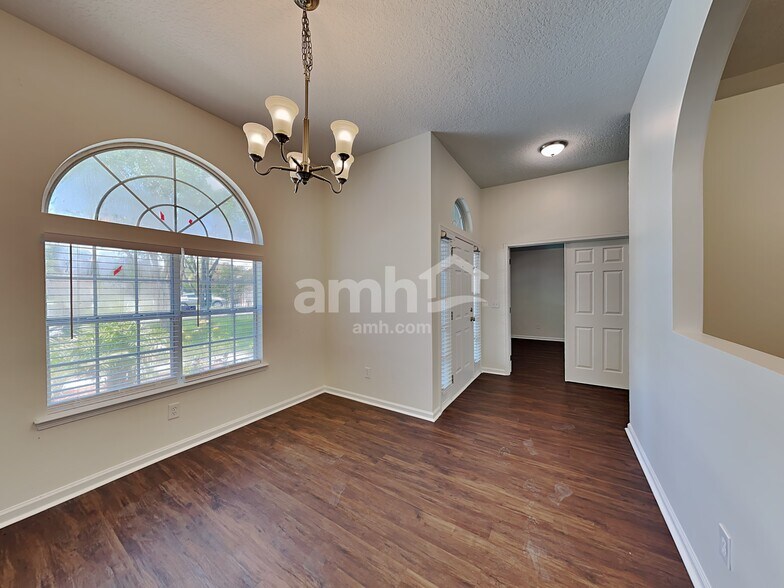 Building Photo - 11373 Chapelgate Ln