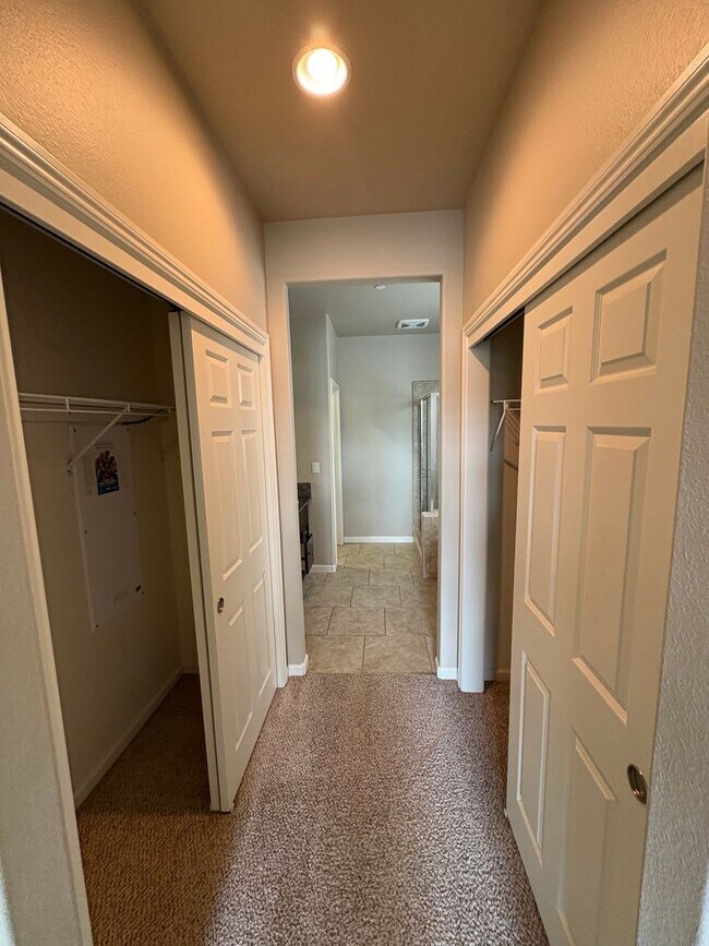 Building Photo - Lovely Clovis home Available Now!