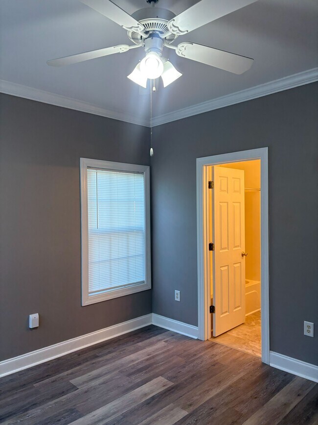Building Photo - 2037 Silvercrest Dr